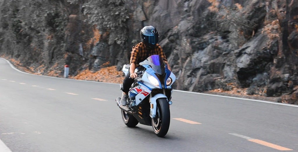 Comment l'entretien de votre moto influence la performance sur route ?